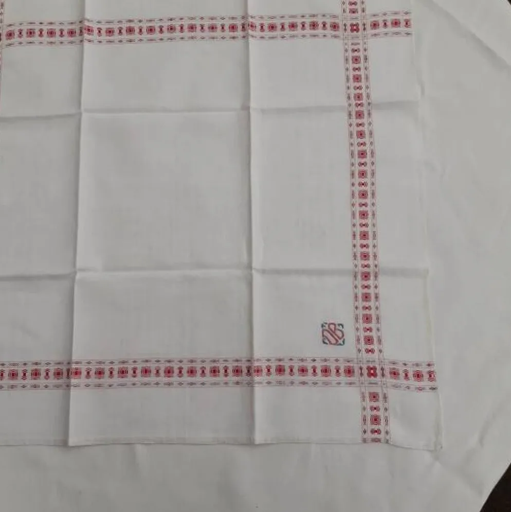 service de table ancien rouge et blanc " DB" nappe 1m55x2m20 et ses 12 serv