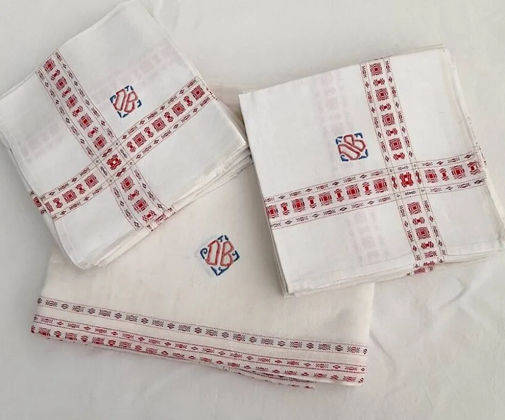 service de table ancien rouge et blanc " DB" nappe 1m55x2m20 et ses 12 serv