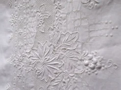 Service de table très brodé, nappe 210 x 170 cm, 12 serviettes, toile de fil