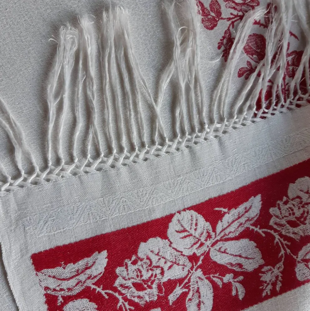 Serviette dammassée rouge et blanc avec initiale "h"