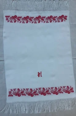 Serviette dammassée rouge et blanc avec initiale