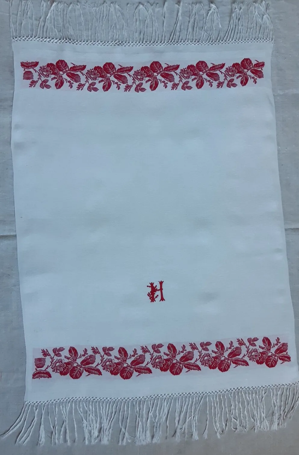 Serviette dammassée rouge et blanc avec initiale "h"