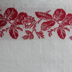 Serviette dammassée rouge et blanc avec initiale
