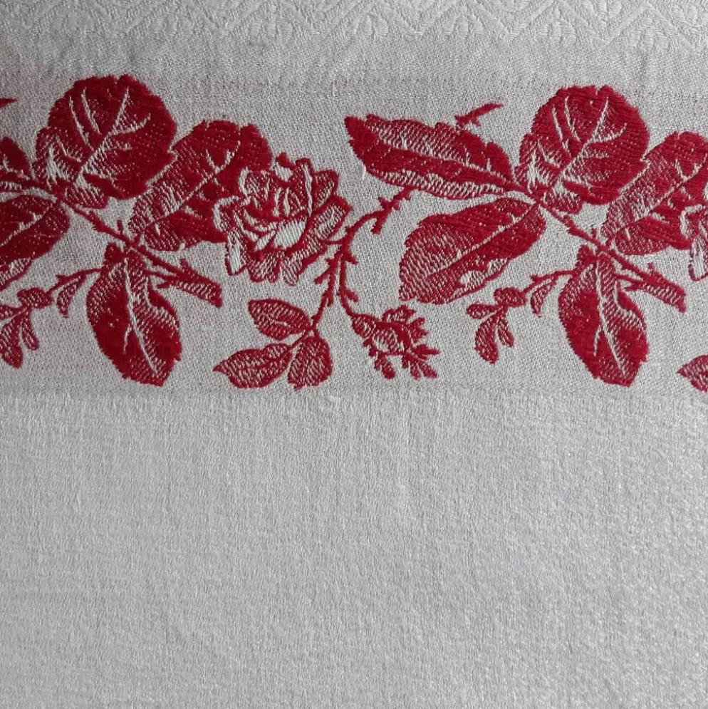 Serviette dammassée rouge et blanc avec initiale "h"