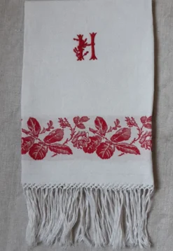 Serviette dammassée rouge et blanc avec initiale