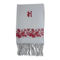 Serviette dammassée rouge et blanc avec initiale