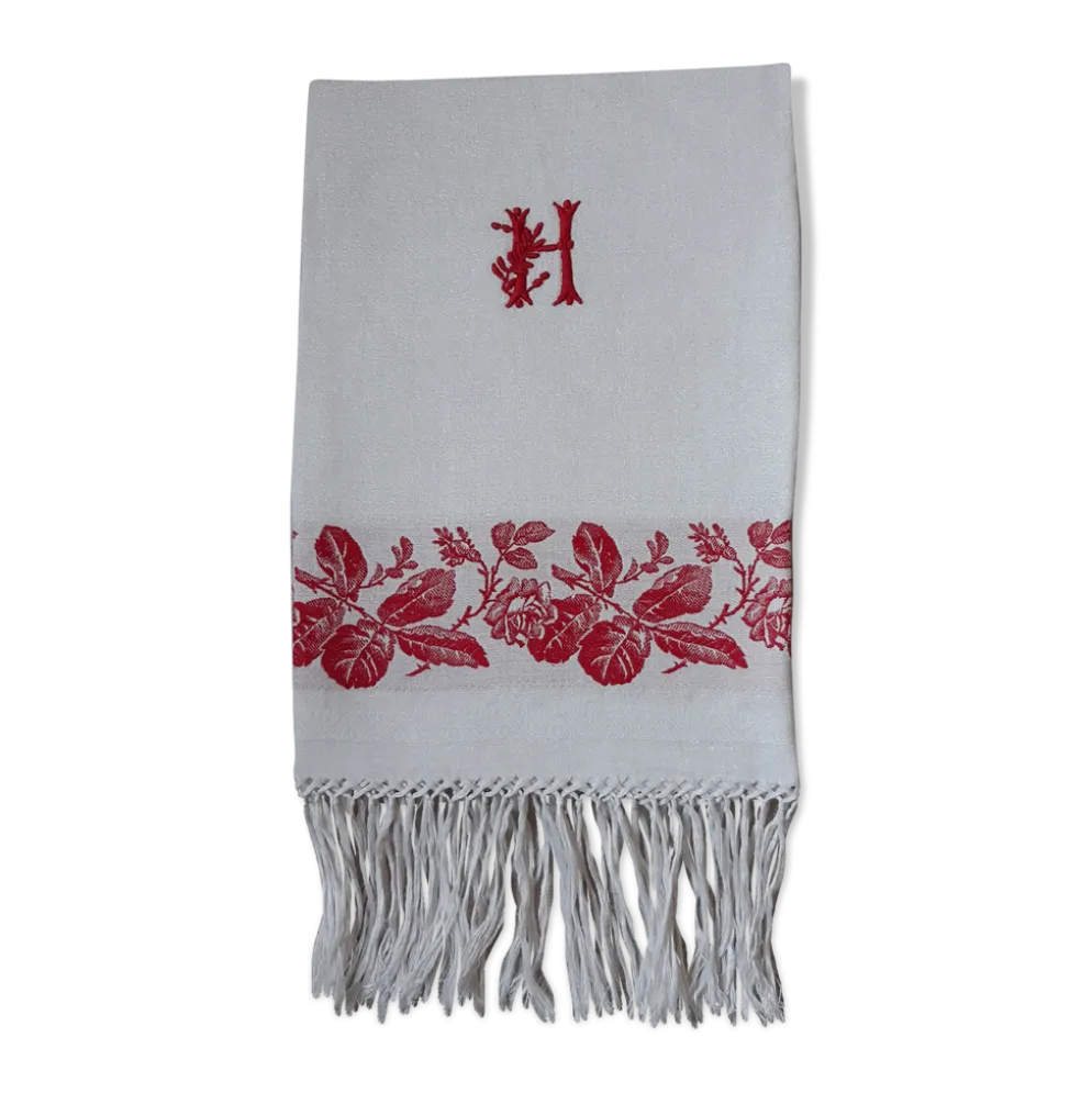 Serviette dammassée rouge et blanc avec initiale "h"