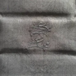 Serviette de table ancienne brodée MA gris foncé