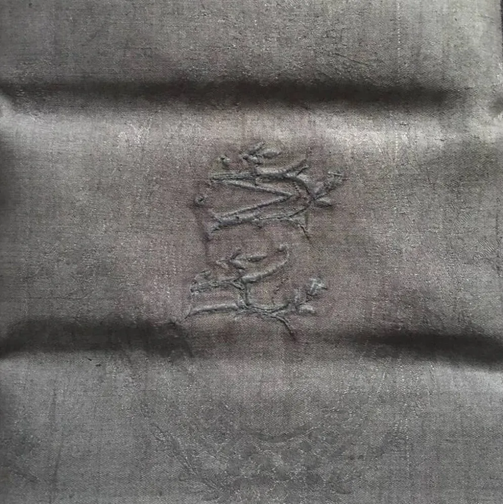Serviette de table ancienne brodée MA gris foncé