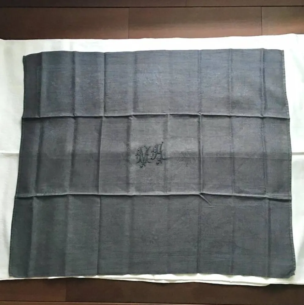 Serviette de table ancienne brodée MA gris foncé
