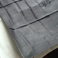 Serviette de table ancienne brodée MA gris foncé