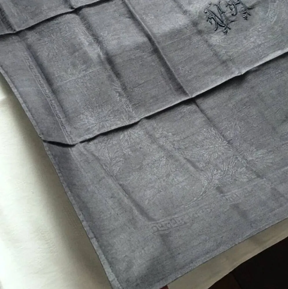 Serviette de table ancienne brodée MA gris foncé