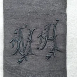 Serviette de table ancienne brodée MA gris foncé