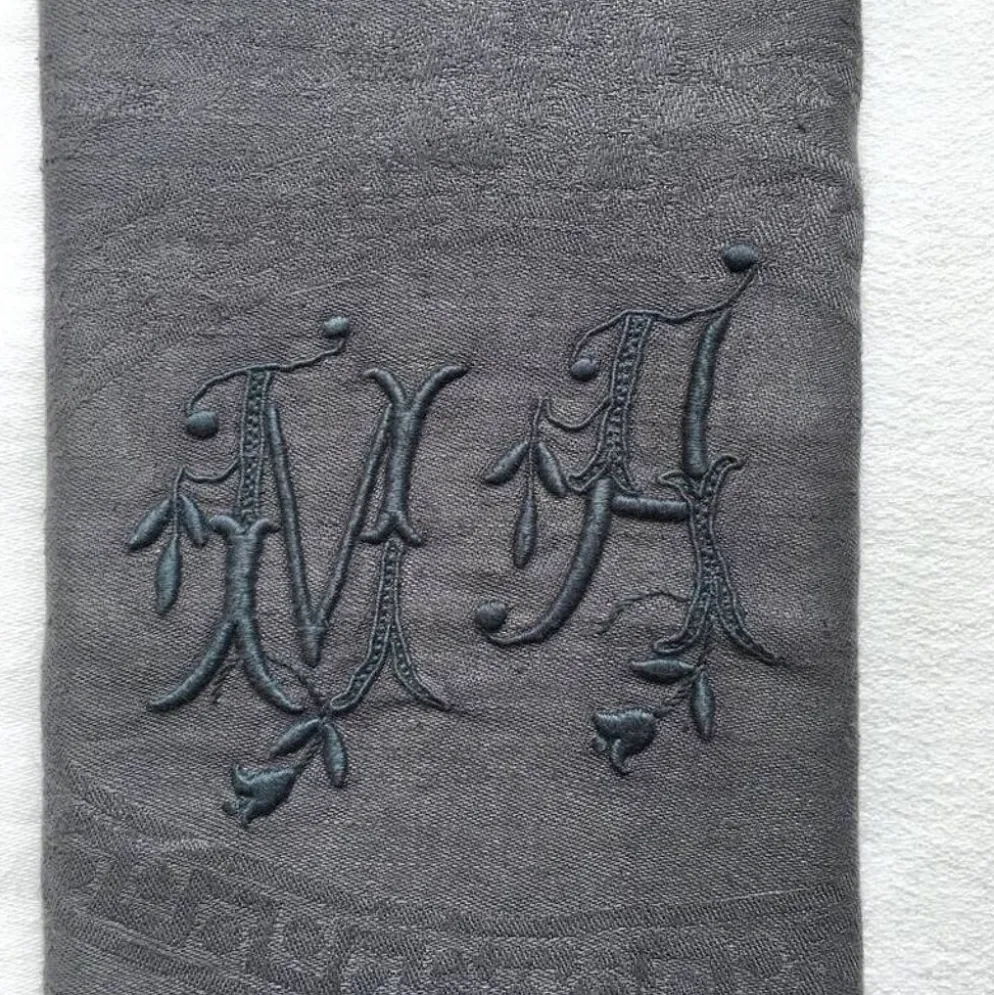 Serviette de table ancienne brodée MA gris foncé