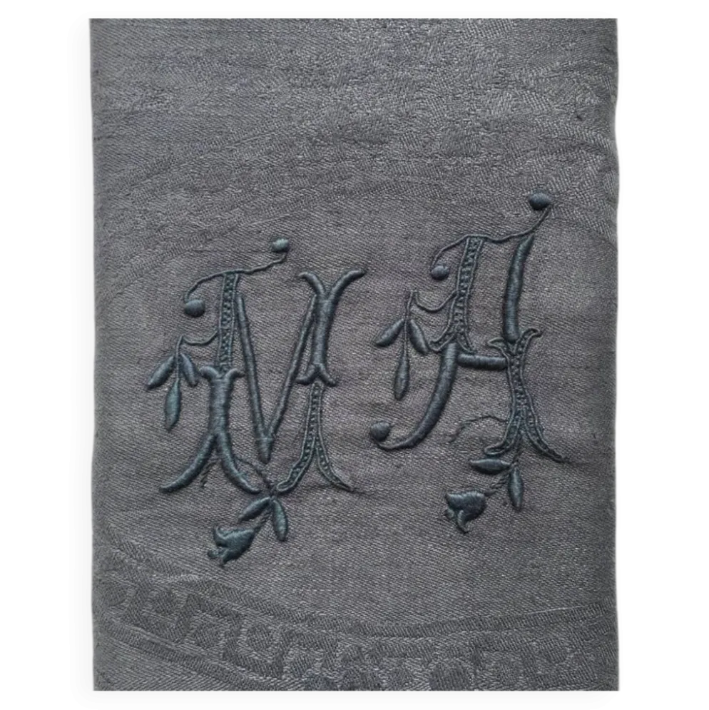 Serviette de table ancienne brodée MA gris foncé