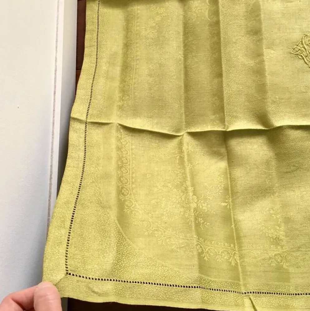 Serviette de table ancienne verte brodée F