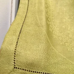 Serviette de table ancienne verte brodée F