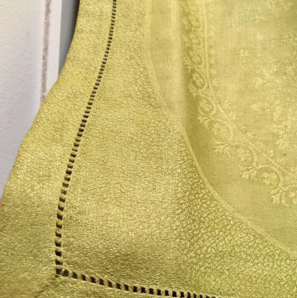 Serviette de table ancienne verte brodée F