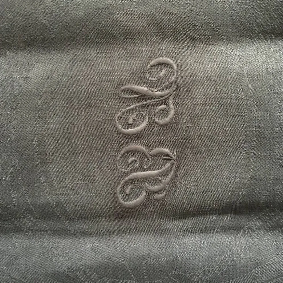Serviette de table grise ancienne brodée BN