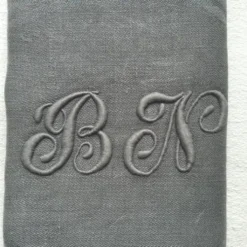 Serviette de table grise ancienne brodée BN