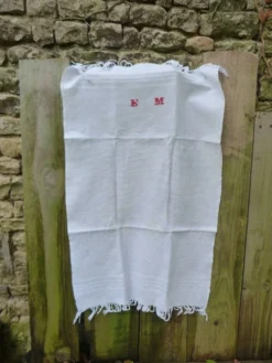Serviette de toilette ancienne en coton niz d'abeille blanche et broderies rouge EM