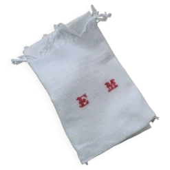Serviette de toilette ancienne en coton niz d'abeille blanche et broderies rouge EM