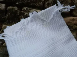 Serviette de toilette ancienne en coton niz d'abeille blanche et broderies rouge EM
