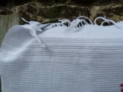 Serviette de toilette ancienne en coton niz d'abeille blanche et broderies rouge EM