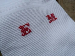 Serviette de toilette ancienne en coton niz d'abeille blanche et broderies rouge EM