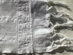Serviette monogramme AB nid d’abeille coton frangé ancien
