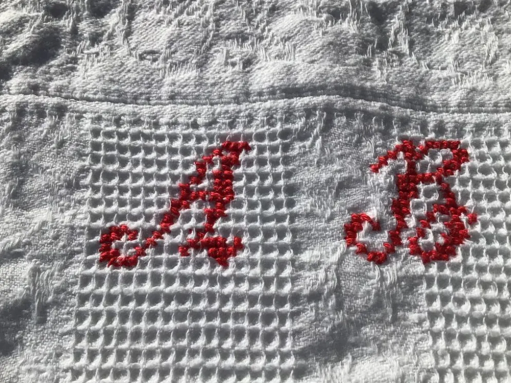 Serviette monogramme AB nid d’abeille coton frangé ancien