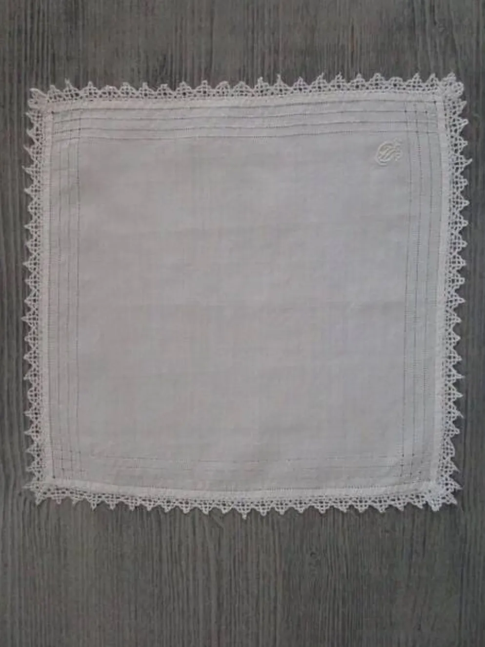 4 serviettes a a thé anciennes brodées, monogrammées