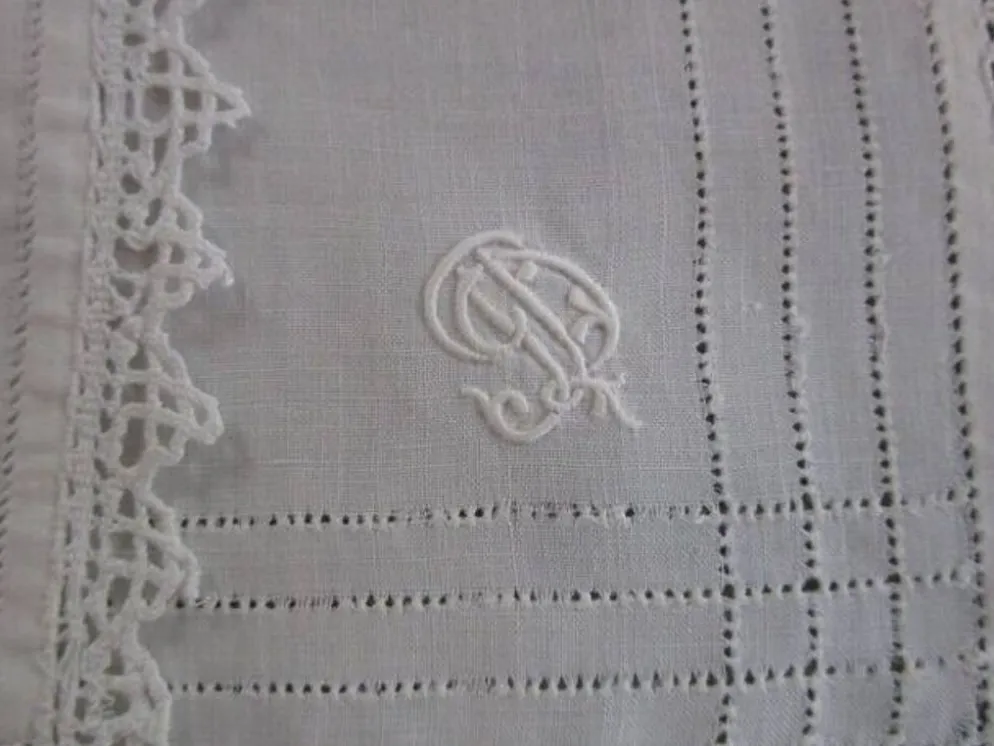4 serviettes a a thé anciennes brodées, monogrammées