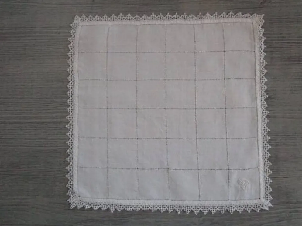 14 serviettes a a thé anciennes brodées, monogrammées