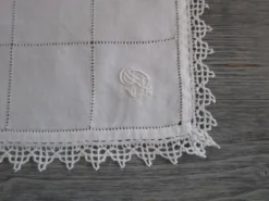 14 serviettes a a thé anciennes brodées, monogrammées