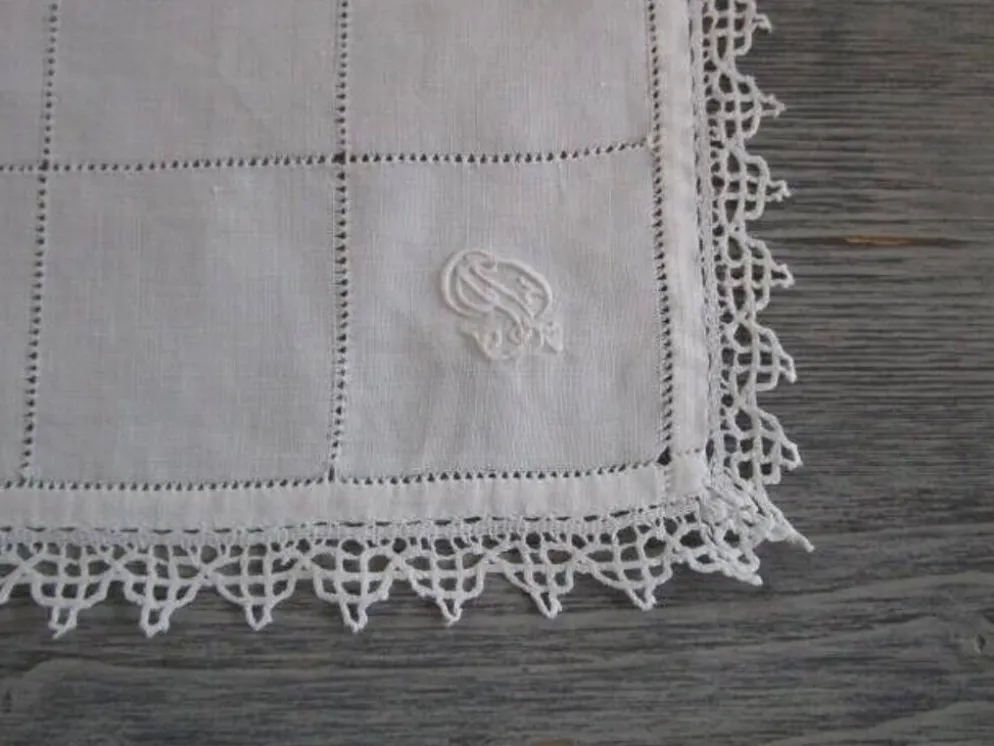 14 serviettes a a thé anciennes brodées, monogrammées