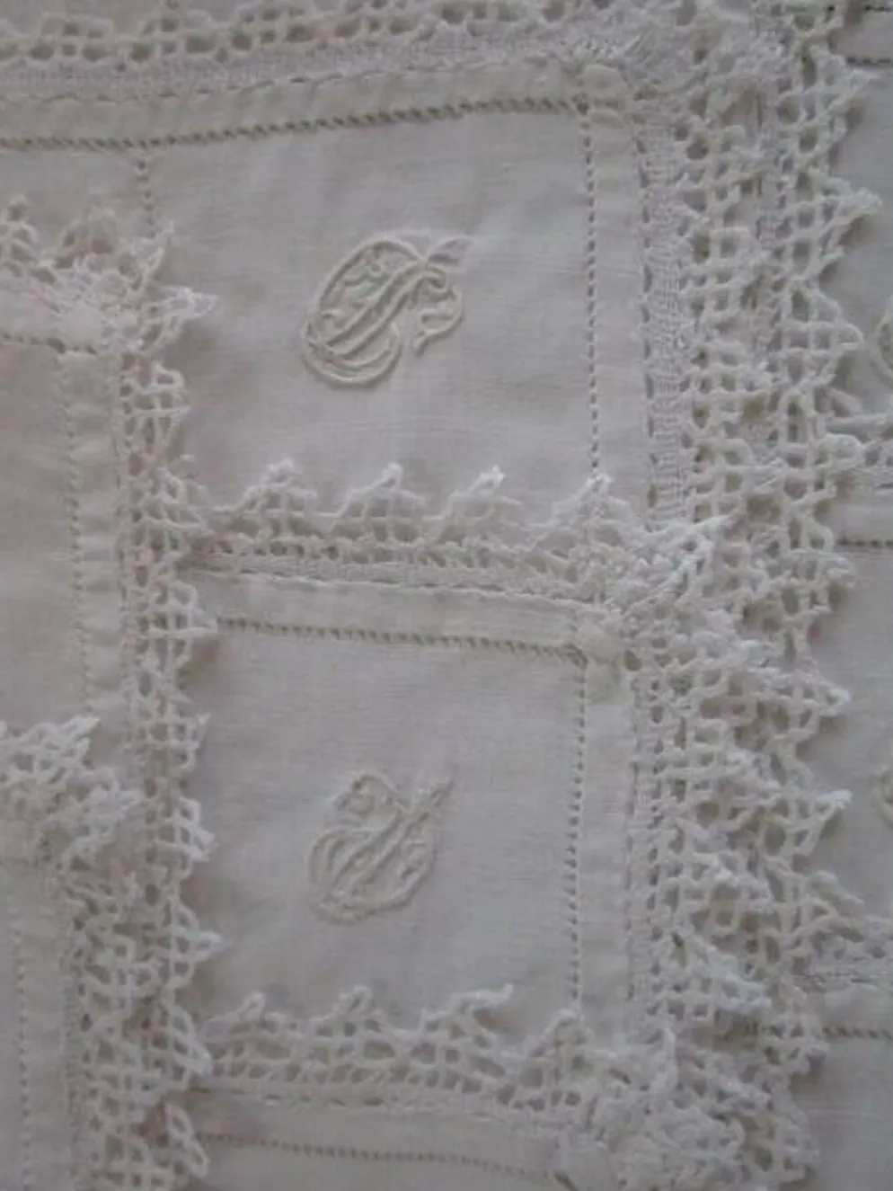 14 serviettes a a thé anciennes brodées, monogrammées