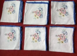 6 serviettes anciennes en lin brodées