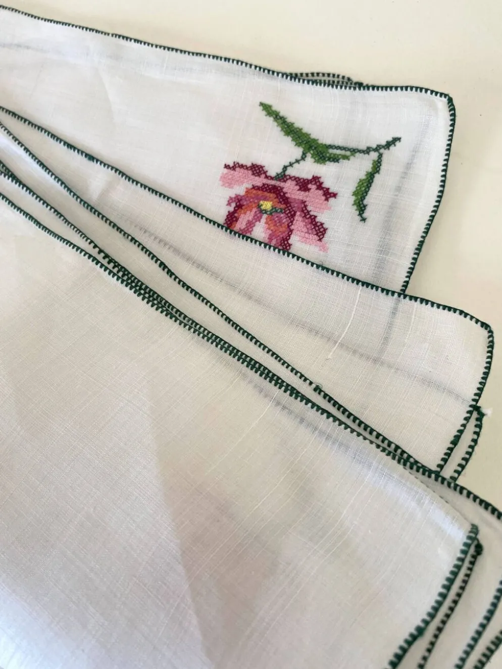 6 serviettes brodées main, 28 cm