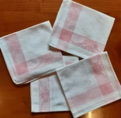 4 serviettes brodées sur fil, service à thé. Liseret rose. Initiales M.P.