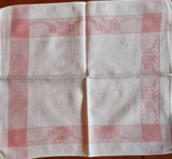4 serviettes brodées sur fil, service à thé. Liseret rose. Initiales M.P.