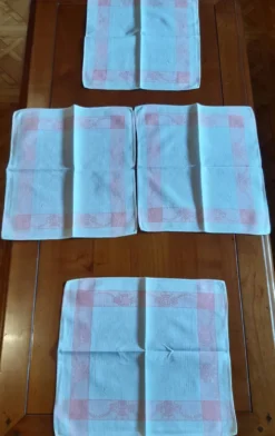 4 serviettes brodées sur fil, service à thé. Liseret rose. Initiales M.P.