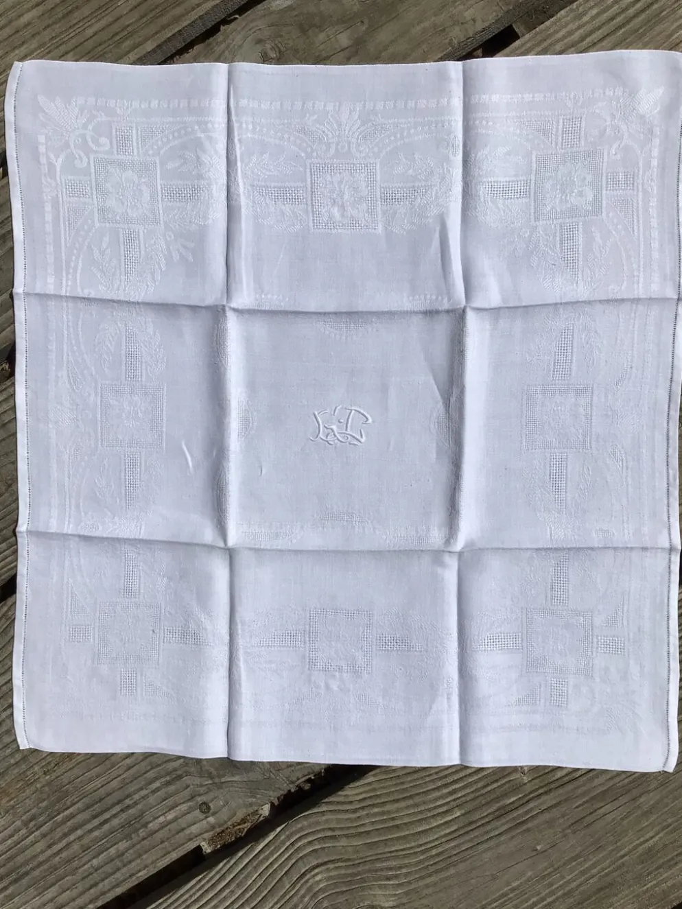 11 serviettes carrées GC damassé fleuri ajouré