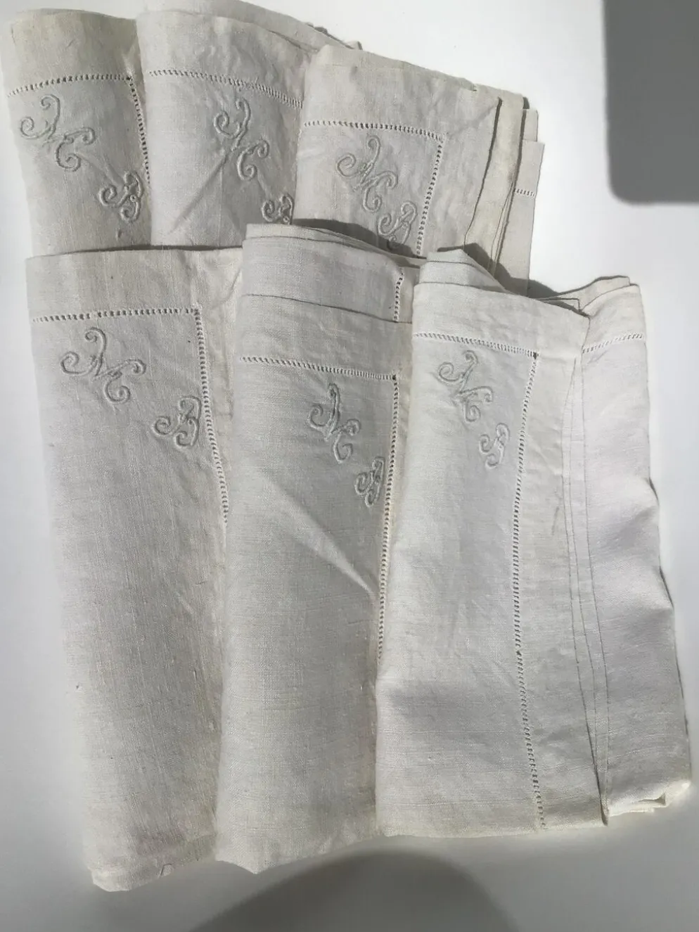 6 serviettes carrées lin mb brodé main dans l’angle