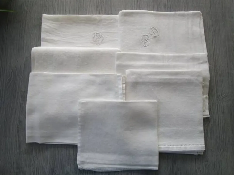 7 serviettes de table anciennes damassées - dépareillées
