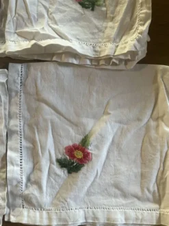 4 serviettes de table anciennes