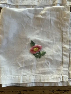4 serviettes de table anciennes