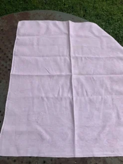 6 serviettes de table, dépareillées, rose et vert anis, monogrammes M ou CC