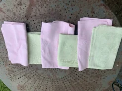 6 serviettes de table, dépareillées, rose et vert anis, monogrammes M ou CC