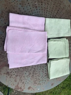6 serviettes de table, dépareillées, rose et vert anis, monogrammes M ou CC